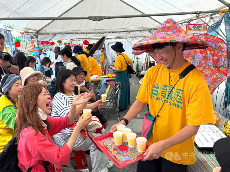 TAIWAN PLUS週末在大阪中之島公園熱鬧登場,10日湧入比前一天更多人潮,兩天預估約3萬人次。中央社記者楊明珠大阪攝 114年8月10日