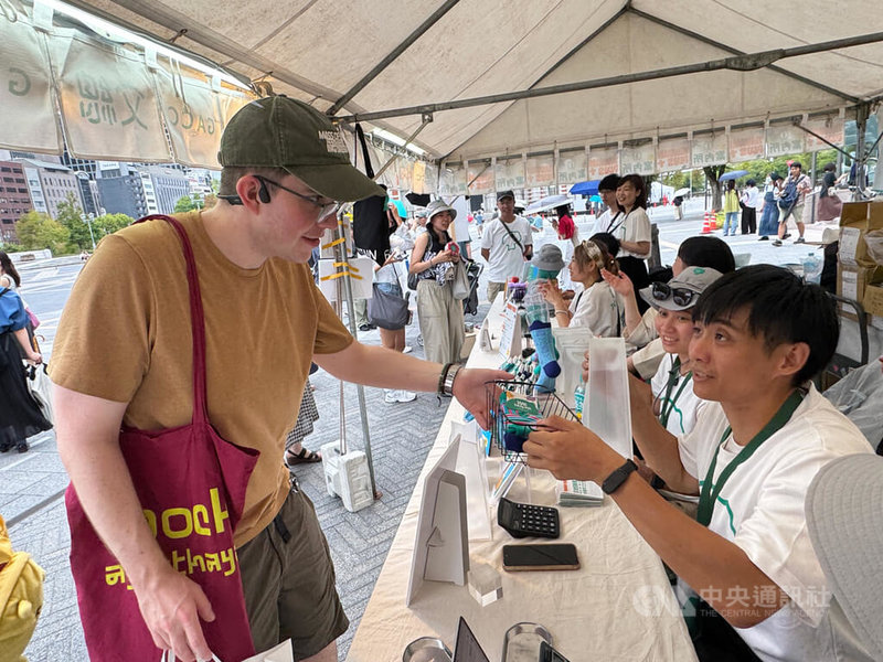 TAIWAN PLUS週末在大阪中之島公園熱鬧登場,搶購We TAIWAN吉祥物a-We周邊商品的隊伍綿延超過100公尺,就連大阪世博歐洲場館的工作人員也從社群媒體X得知消息,特地來購買。中央社記者楊明珠大阪攝 114年8月10日