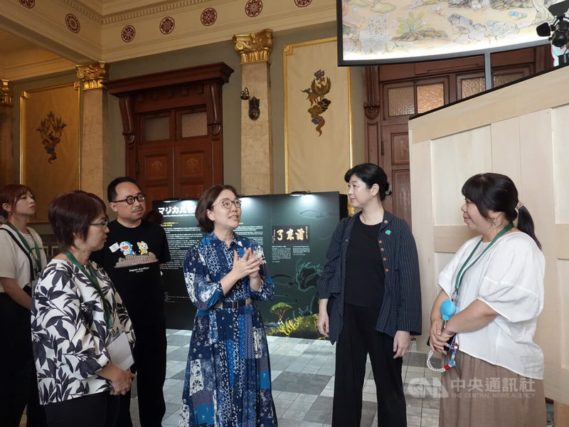 「We TAIWAN 台灣文化in大阪.關西世博」10日推出「魔幻台灣—台灣文學展」。文化部政務次長王時思(左3)表示,展場宛如魔幻空間,與國立台灣文學館館長陳瑩芳(左1)、文化部駐日台灣文化中心主任曾鈐龍(左2)、作家栖來光(右2)等人討論展場歷史。中央社記者楊明珠大阪攝 114年8月10日