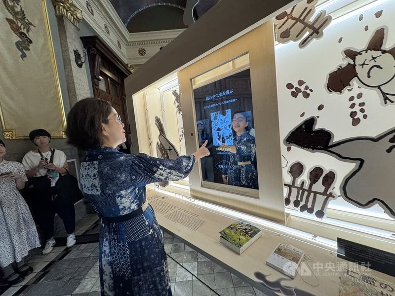 「We TAIWAN 台灣文化in大阪.關西世博」10日推出「魔幻台灣—台灣文學展」,文化部政務次長王時思體驗文學濾鏡,可先選作家吳明益「天橋上的魔術師」、陳思宏「鬼地方」等作品,螢幕會跳出對應濾鏡。中央社記者楊明珠大阪攝 114年8月10日