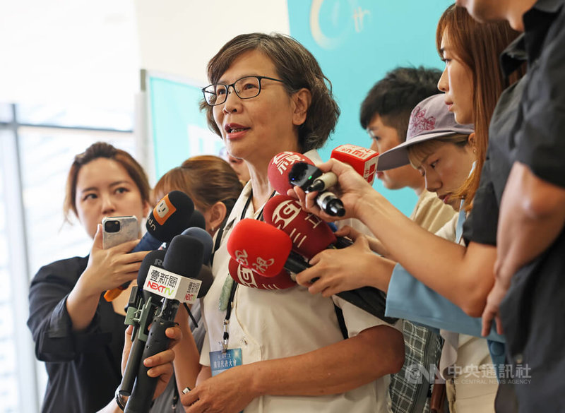 民眾黨10日上午於桃園舉行第3屆第2次黨代表大會,民眾黨中央委員蔡壁如(中)出席並在活動前接受媒體聯訪。中央社記者趙世勳攝 114年8月10日