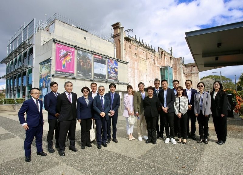 台中市長盧秀燕（右8）10日率團參訪澳洲布里斯本發電廠藝文空間，她說，布里斯本發電廠成功保留工業遺構，轉化為多功能藝文空間，周邊更包含市集，與近日開工的「台中小豬藝文基地」，皆屬舊場域文化再生案例。（台中市政府提供）中央社記者郝雪卿傳真　114年8月10日