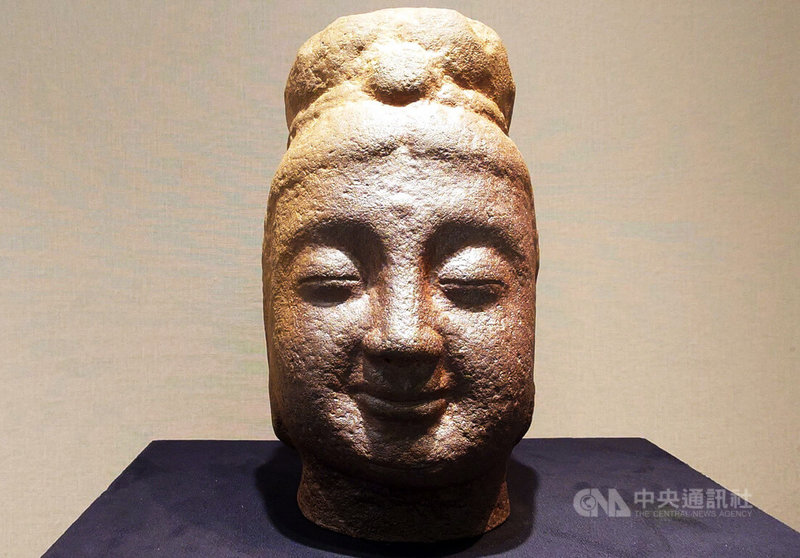 「山韻千峰-楊元太紀念展」在嘉義縣梅嶺美術館展出,10日舉行開幕紀念音樂會與導覽,展期將持續至23日。圖為已故藝術家楊元太陶藝作品「束髮佛頭」。中央社記者蔡智明攝 114年8月10日