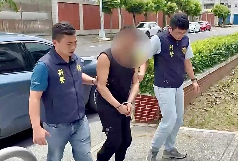 苗栗縣49歲邱姓毒品通緝犯(中)日前駕駛小客車闖紅燈違規,見警方攔停竟加速逃逸,於一處路口與劉姓男子騎乘的普通重型機車發生碰撞,邱男棄車逃離現場,劉男頭部重創不治,警方10日逮捕邱男,依法送辦。(苗栗警分局提供)中央社記者魯鋼駿傳真 114年8月10日