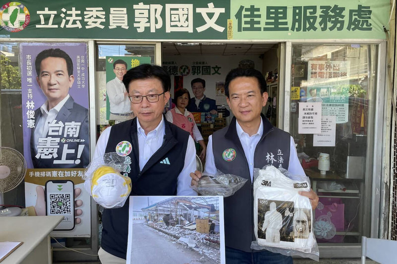 民進黨立委林俊憲(右)、郭國文(左)10日在台南市佳里區舉行聯合記者會指出,這次風災台南整體有約1萬公噸石綿瓦需清除,但清收量能明顯不足,要求政府在災後重建特別條例編列主動拆除、清運石綿瓦預算。(林俊憲服務處提供)中央社記者楊思瑞台南傳真 114年8月10日