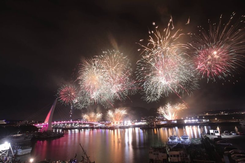 為配合淡江大橋即將完工，今年淡水漁人碼頭仲夏繽紛樂品牌擴大辦理，10日晚間煙火秀揭開活動序幕。（漁業處提供）中央社記者王鴻國傳真　114年8月10日