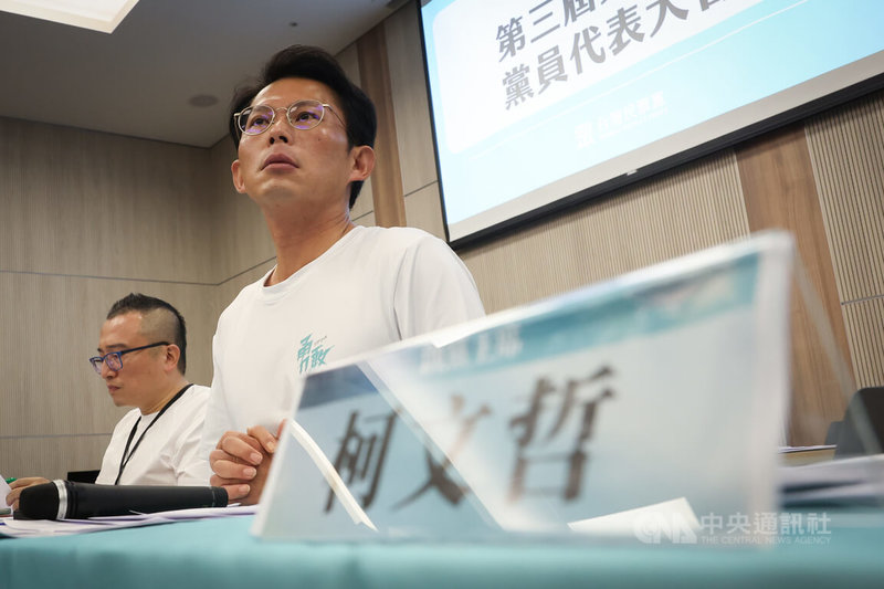 民眾黨10日在桃園會展中心舉行第3屆第2次全國黨代表大會，民眾黨主席黃國昌（右）、祕書長周榆修（左）出席。中央社記者趙世勳攝 114年8月10日