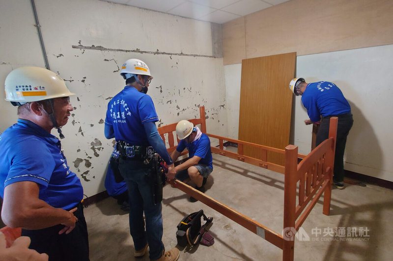 台南市做工行善團10日為七股區弱勢家庭修繕因風災受損房屋,木工工會出動多名志工進場施作。中央社記者楊思瑞攝 114年8月10日