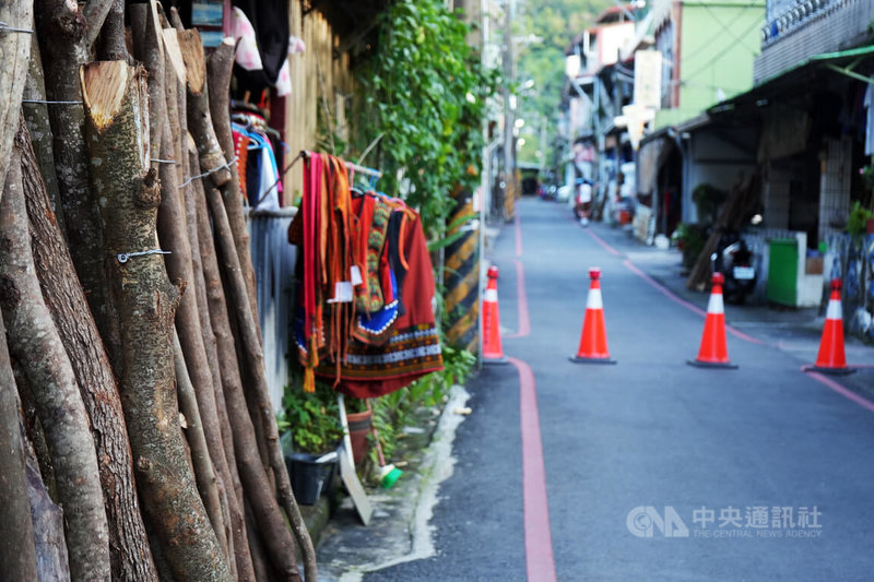 屏東縣來義鄉文樂部落展開一年一度收穫祭,10日進行收穫祭中重要一環「送情柴」,為排灣族傳統告白方式。圖為許多家戶門前堆放情柴。中央社記者黃郁菁攝 114年8月10日