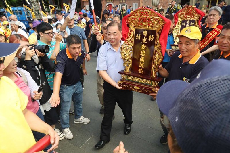 2025年適逢新埔褒忠亭義民廟建廟237週年,10日由新竹縣副縣長陳見賢(前右2)與義民廟人員虔誠恭迎義民爺爺,展開為期1個月的傳統「奉飯儀式」,也為義民節祭典揭開序幕。(新竹縣政府提供)中央社記者魯鋼駿傳真 114年8月10日