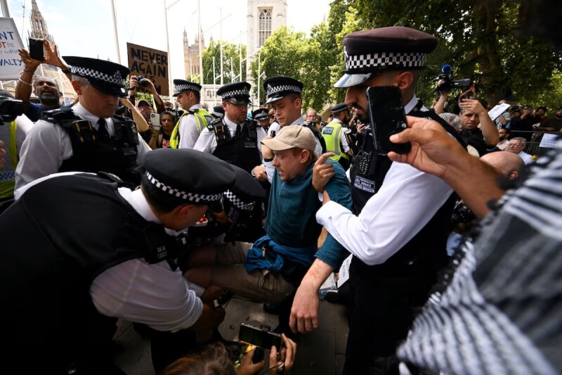 倫敦警方9日在國會廣場逮捕支持遭禁組織「巴勒斯坦行動」的示威者。（路透社）