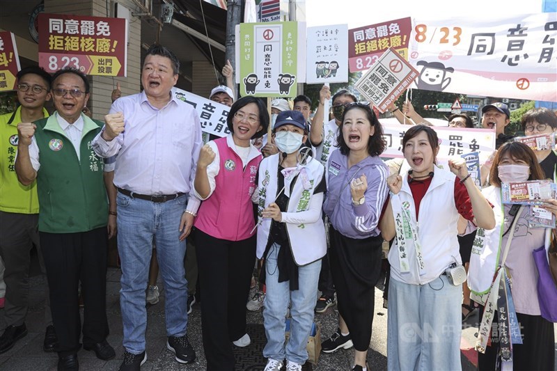 圖為民進黨代理秘書長何博文(左3)與民進黨立委蘇巧慧(左4)、吳思瑤(左6)等人9日上午赴新北市新店建國市場掃街。(中央社檔案照片)