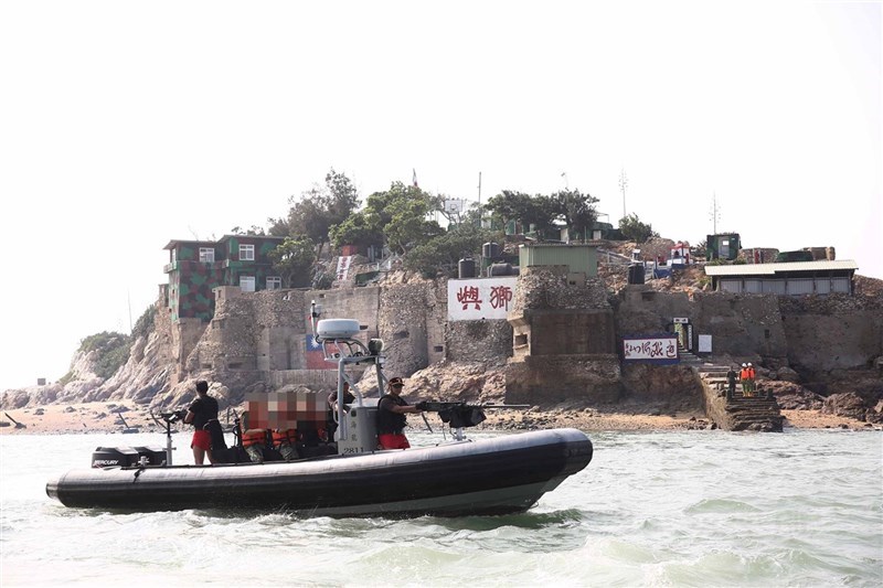 圖為海龍蛙兵搭乘海龍艇於金門縣烈嶼鄉獅嶼外。（中央社檔案照片）