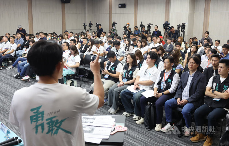 民眾黨主席黃國昌(背對鏡頭者)10日在第3屆第2次全國黨代表大會進行立法院黨團報告,台下黨公職代表專注聽講。中央社記者趙世勳攝 114年8月10日