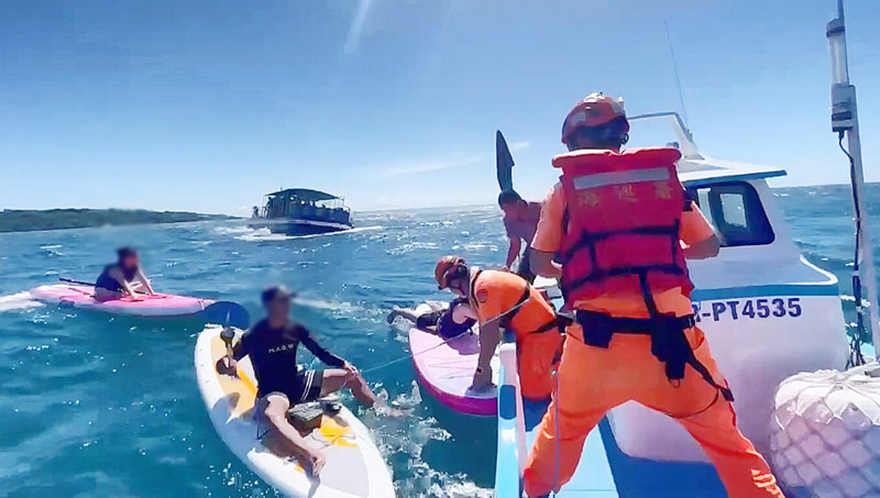 小琉球9日下午發生SUP漂離岸際意外。10名遊客及2名教練遭強勁海流帶至外海，無法自行返回，在中澳沙灘外海漂浮；海巡人員發現立即出動救援。（海巡署南部分署第五岸巡隊提供）中央社記者黃郁菁傳真 114年8月10日