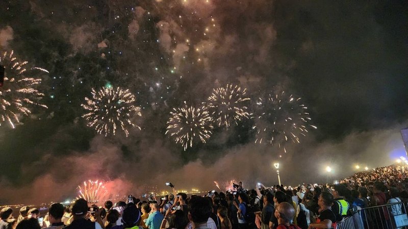 新北「淡水漁人碼頭仲夏繽紛樂」煙火秀10日盛大迎來首場,以「戀曲永恆」為題施放10分鐘,吸引近6萬人到場欣賞。(漁業處提供)中央社記者王鴻國傳真 114年8月10日
