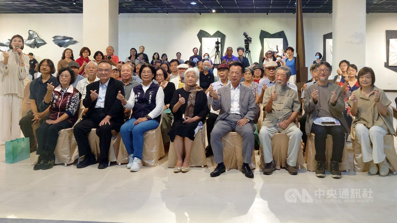 嘉義縣梅嶺美術館推出「山韻千峰-楊元太紀念展」,10日舉行開幕紀念音樂會,故宮博物院院長蕭宗煌(前排左2)、陶藝家楊元太遺孀陳春櫻(前排左4)、嘉義縣長翁章梁(前排右4)等人出席。中央社記者蔡智明攝 114年8月10日