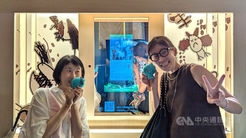 「魔幻台灣-台灣文學展」10日在日本大阪市中央公會堂登場,日本民眾帶著文化世博吉祥物a-We娃娃前來逛展,並分享自己是在文化世博VS.空間購入a-We娃娃。中央社記者王寶兒大阪攝 114年8月10日