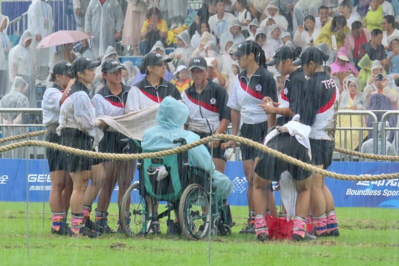 台灣女子拔河代表隊參與成都世運會，教練郭昇全程坐著輪椅淋著雨，在場上督軍。（圖取自facebook.com/CTTWA）