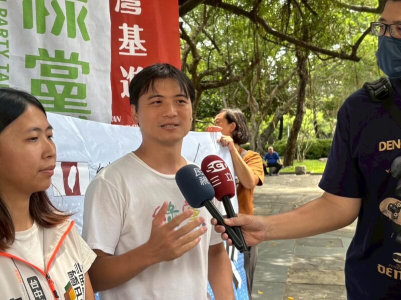 台灣綠黨共同召集人甘崇緯(前中)。(圖取自facebook.com/Pugubird)