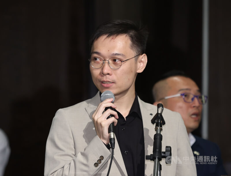 核能流言終結者創辦人黃士修(前)。(中央社檔案照片)