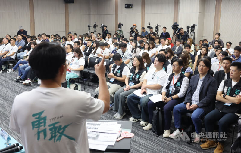 民眾黨主席黃國昌(背對鏡頭者)10日在第3屆第2次全國黨代表大會進行立法院黨團報告,台下黨公職代表專注聽講。中央社記者趙世勳攝 114年8月10日
