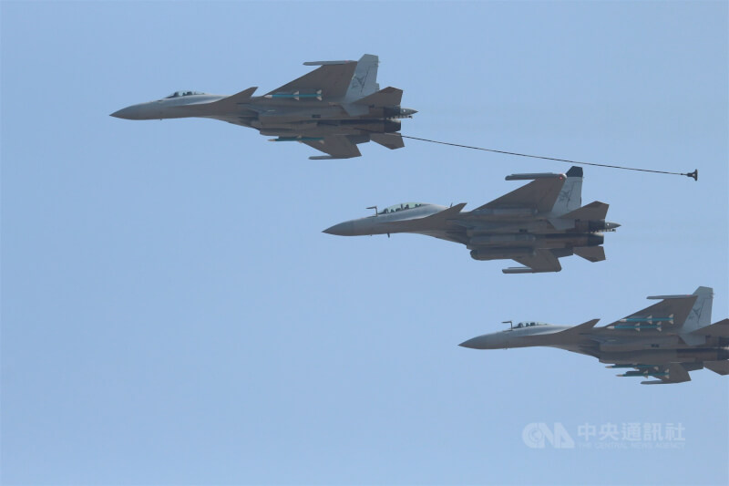 圖為2024年11月珠海航展參演的共軍殲15彈射型戰機及殲15電戰機。（中央社檔案照片）