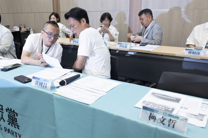 民眾黨10日在桃園會展中心舉行第3屆第2次全國黨代表大會,民眾黨主席黃國昌(前左2)位置旁保留前民眾黨主席柯文哲名牌與座位。中央社記者趙世勳攝 114年8月10日