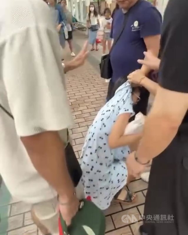 有民眾10日下午在台北車站附近公車站目睹家暴案,1名男子持雨傘施暴、吼叫,並沿路拖行妻子,數名路人見狀勸導都沒用,協助錄影蒐證並報警。警方表示,已通報北市家防中心協助女子申請安置作業及保護令,並依社維法究辦涉案男子。(翻攝照片)中央社記者黃麗芸傳真 114年8月10日