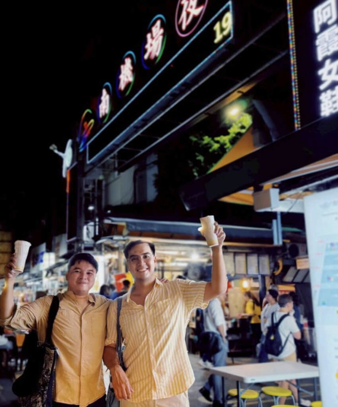 台北市觀傳局近日前進菲律賓馬尼拉舉辦「台北心動之旅」活動,擁有150萬粉絲的網紅組合The Poor Traveler推薦夜市多元美食,也稱許台北交通便捷,去哪裡都方便。(台北市觀傳局提供)中央社記者楊淑閔傳真 114年8月10日