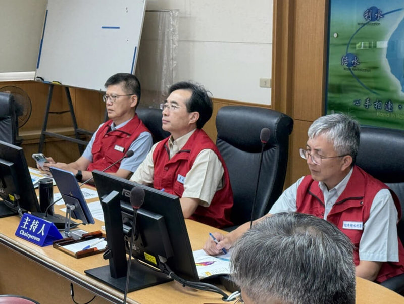 因應颱風進逼，水利署長林元鵬（中）11日邀集所屬各河川分署及水資源分署等單位召開視訊會議，盤點防汛整備情形。（水利署提供）中央社記者曾智怡傳真　114年8月11日
