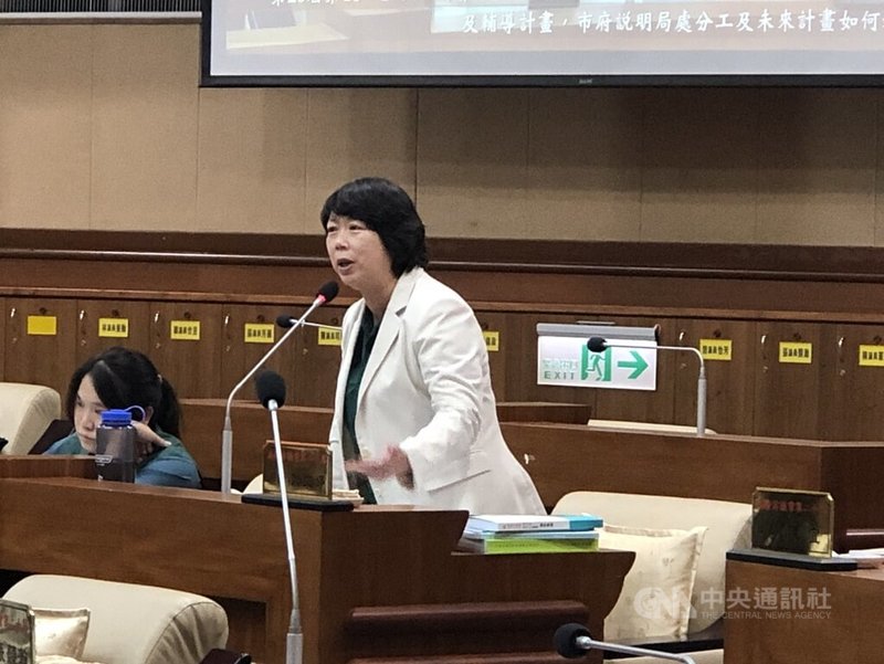 基隆市議會11日召開臨時會，民進黨基隆市議員鄭文婷（右）建議市府編列115年度預算時，研議普發市民現金新台幣2萬元。中央社記者王朝鈺攝  114年8月11日