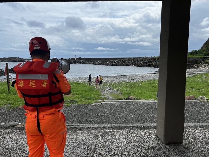 颱風楊柳襲台，海巡署加強岸際防颱宣導勸離，違法進入警戒區者將依法開立舉發單。（海巡署提供）