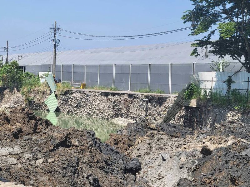國民黨立委柯志恩接獲陳情，指高雄市美濃區吉洋里有農地遭違法盜採砂石，面積將近1公頃、深度目測達20公尺，農地外的道路地基遭掏空。（柯志恩辦公室提供）中央社記者蔡孟妤傳真　114年8月11日