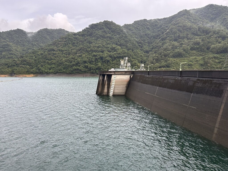 颱風楊柳有機會從花東登陸，翡翠水庫管理局啟動預防調節水位，至11日上午11時，庫容距離滿水位達8.7公尺，已控留20%庫容。（翡管局提供）中央社記者劉建邦傳真　114年8月11日