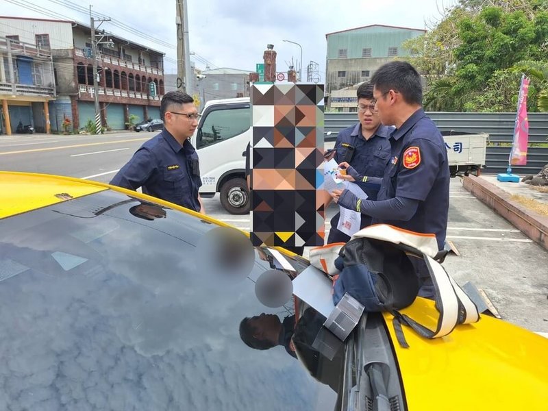 一名計程車司機5月間載客時，發覺對方疑為詐騙集團車手，聯繫警方並載客到高雄市阿蓮區用餐，企圖拖延時間，透過警民合作，順利逮捕車手，司機也獲頒檢舉獎金。（高雄市警察局湖內分局提供）中央社記者張已亷傳真　114年8月11日