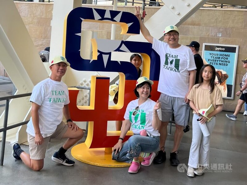 美國職棒聖地牙哥教士隊10日舉行台灣日主題活動,球場一角的SD隊徽也以中華民國國旗的圖樣亮相。台灣僑民身穿Team Taiwan的T恤上前合照。中央社記者林宏翰聖地牙哥攝 114年8月11日
