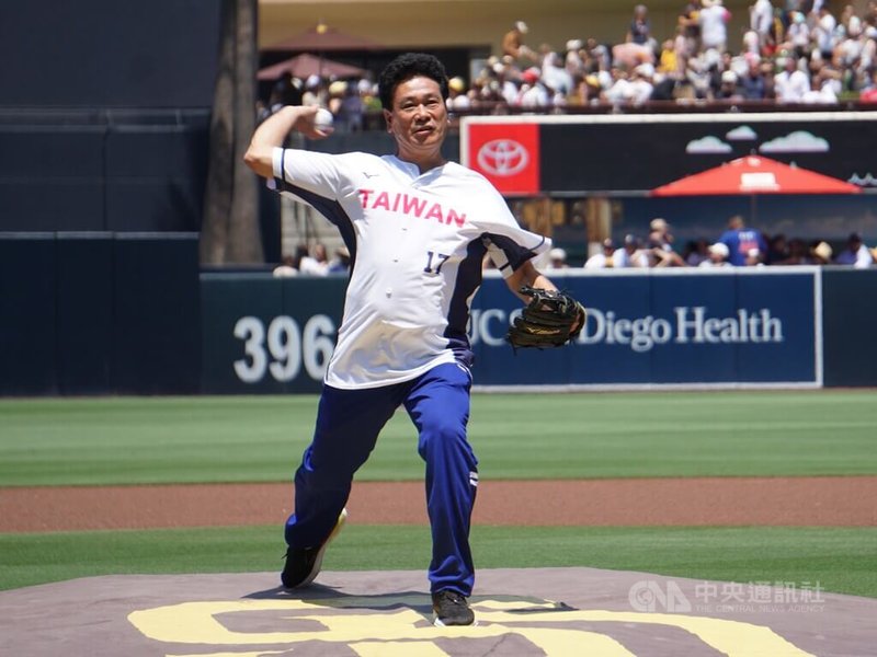 台灣職棒的傳奇投手62歲陳義信（圖）10日身穿背號17號的Taiwan球衣，在美國職棒大聯盟的聖地牙哥教士主場開球。　中央社記者林宏翰聖地牙哥攝　114年8月11日