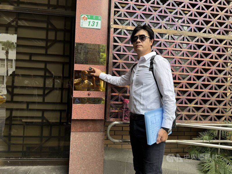 媒體報導，前職棒球員郭岱琦（圖）劈腿多女、欠債擺爛、棄養小孩、「軟爛渣男」，郭岱琦發表聲明否認，並於11日上午到台北地檢署控告涉及散布不實訊息的主要來源與幕後主使「李姓記者」提起誹謗告訴。中央社記者林長順攝　114年8月11日