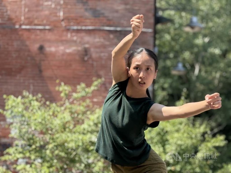 驫舞劇場「自由步—一盞燈的景身」表演者方妤婷,在加拿大多倫多夏日藝術節戶外演出。中央社記者胡玉立多倫多攝 114年8月11日