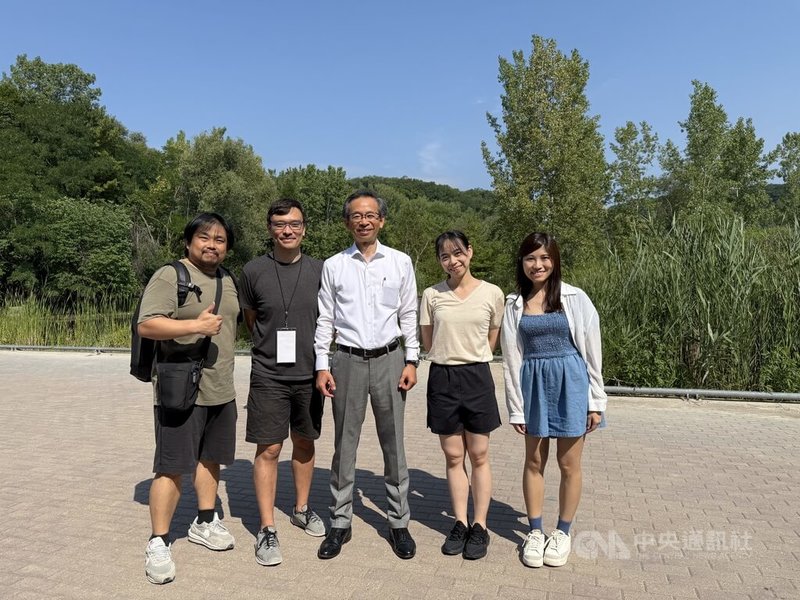 駐多倫多辦事處長梁毅鵬(中)觀賞加拿大多倫多夏日藝術節其中2部台灣作品「自由步」系列演出,與藝術節藝術總監考德威爾(Michael Caldwell,左2)、驫舞劇場團長蘇威嘉(左1)和表演者陳珮榕(右2)等人合影。中央社記者胡玉立多倫多攝 114年8月11日