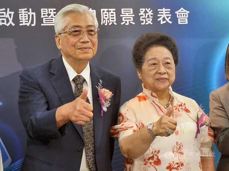 南光醫藥位於南港的國際營運總部11日啟用，南光醫藥董事長陳立賢（左）、副董事長王玉杯（右）賢伉儷出席啟用儀式。中央社記者何秀玲攝　114年8月11日