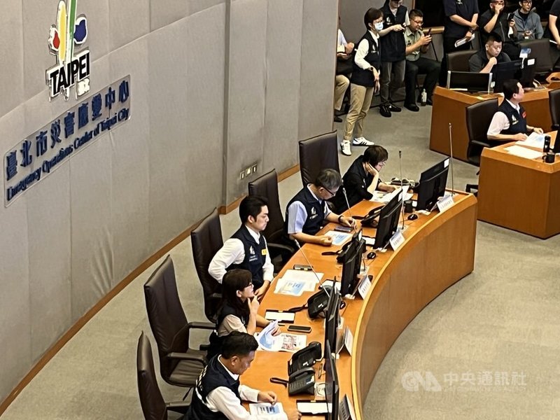 颱風楊柳最快11日深夜發布海警，台北市長蔣萬安（中）下午主持北市災害應變中心三級開設，針對各界關注是否停班停課，他說，會掌握颱風路徑、對台北風力雨勢會造成的影響，及早評估發布。中央社記者楊淑閔攝　114年8月11日