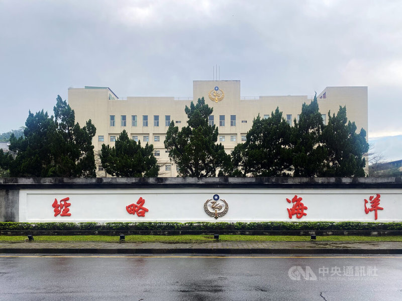 媒體報導，東沙駐軍傳出官兵於非假日期間飲酒、男女同寢等情事。海洋委員會海巡署（圖）11日表示，經查為女下士和空軍男友擺拍，東南沙分署已依規定核予申誡2次的懲處，並追究相關人員考監不周責任。今年4月已將女下士調回高雄，改派東南沙分署本部加強教育及管理。中央社記者黃麗芸攝　114年8月11日
