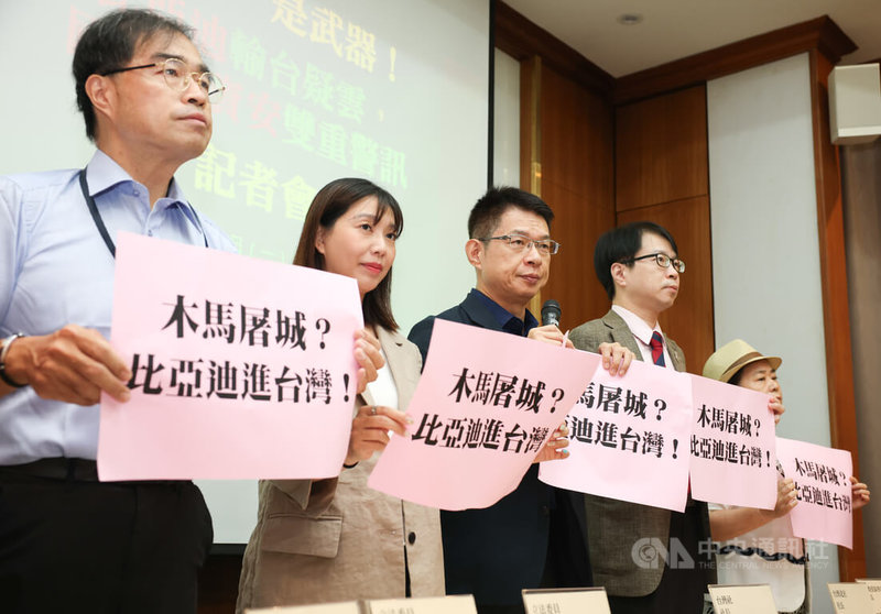 中國電動車品牌比亞迪（BYD）傳繞道入台，引發關注。台灣社社長翁銘章（中）等人11日舉行記者會，質疑比亞迪「不是汽車而是武器」，呼籲政府啟動跨部會資安與國安風險評估，建立產地實質審查制度，防止洗產地成為中資後門，不能讓木馬屠城，把危險引進台灣。中央社記者謝佳璋攝  114年8月11日