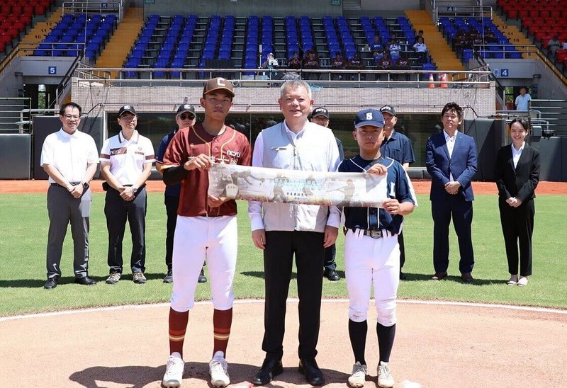 國立嘉義大學與日本四國地區大學野球連盟的棒球交流賽,11、12日在嘉義市立棒球場開打;賽前雙方互換紀念品,前中為嘉義市副市長林瑞彥。(嘉義市政府提供)中央社記者黃國芳傳真 114年8月11日