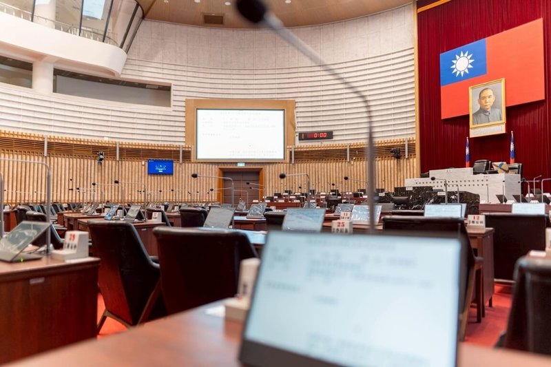 為提升議事品質與效率，高雄市議會近日在全體議員及市府官員桌面增設「可折疊顯示器」，以便質詢時就近查看議事資料。（高雄市議會提供）中央社記者蔡孟妤傳真　114年8月11日