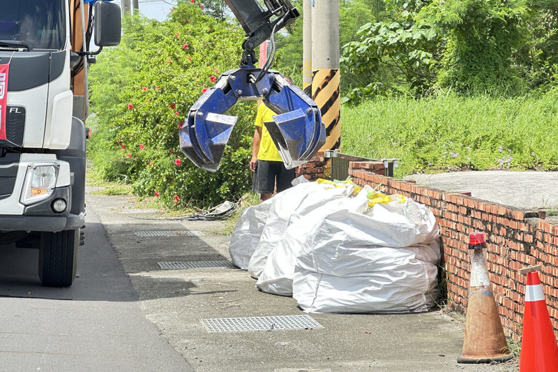 台南市政府環保局協助清運災後廢棄物及清除損壞石綿建材，統計至10日，已清運石綿建材廢棄物1014件，累計清運量達1273公噸。（台南市政府提供）中央社記者楊思瑞台南傳真　114年8月11日