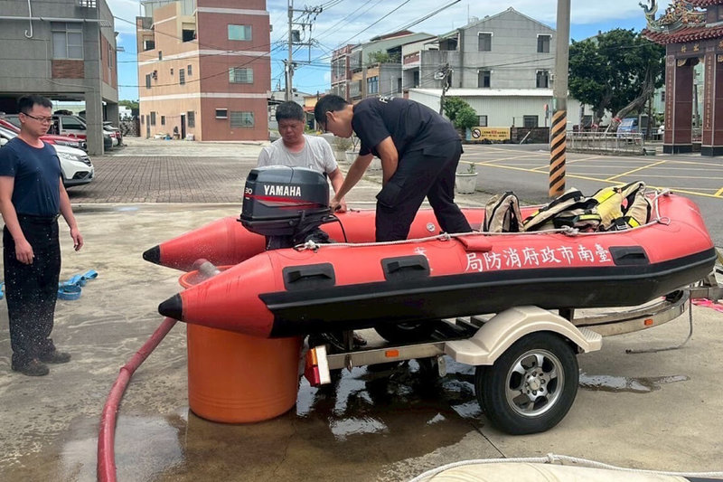 台南剛經歷風災、雨災不久,颱風楊柳又朝台灣逼近中,消防局人員11日加強進行橡皮艇等器材整備。(台南市消防局提供)中央社記者楊思瑞台南傳真 114年8月11日