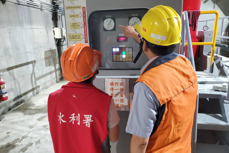 颱風楊柳逐漸接近台灣，經濟部水利署南區水資源分署加強各項防汛整備，並於11日下午加大曾文水庫調節性放水量，預留滯洪空間。（南區水資源分署提供）中央社記者楊思瑞台南傳真　114年8月11日